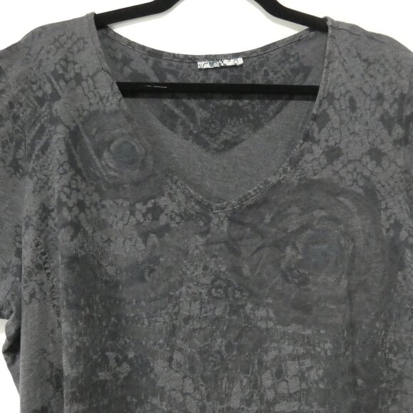 Unbranded | P2P 22 inches measured | Elegant Black V-Neck Patterned T-Shirt - Picture 4 of 12